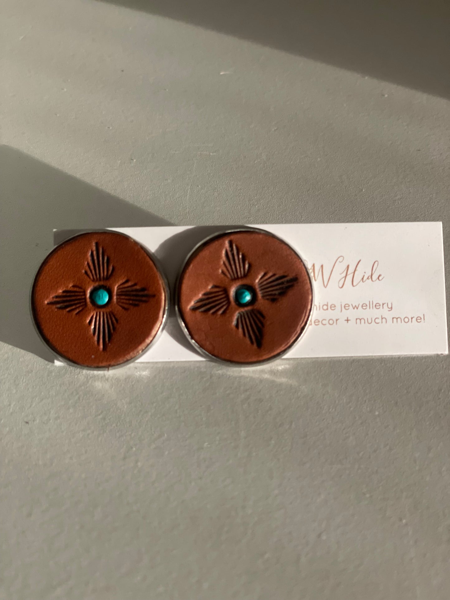 25mm Tooled leather with turquoise centre stud earrings