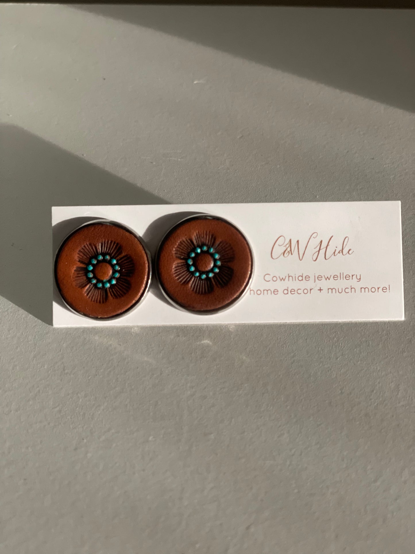 20mm Tooled leather flower stud earrings